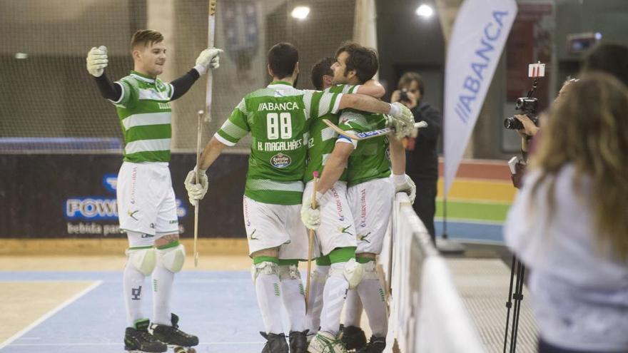 Los jugadores del Liceo celebran un gol