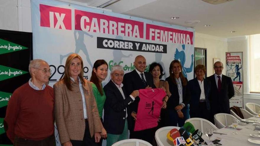 Los participantes en la presentación de la Carrera Femenina, Correr y Andar, ayer en El Corte Inglés.