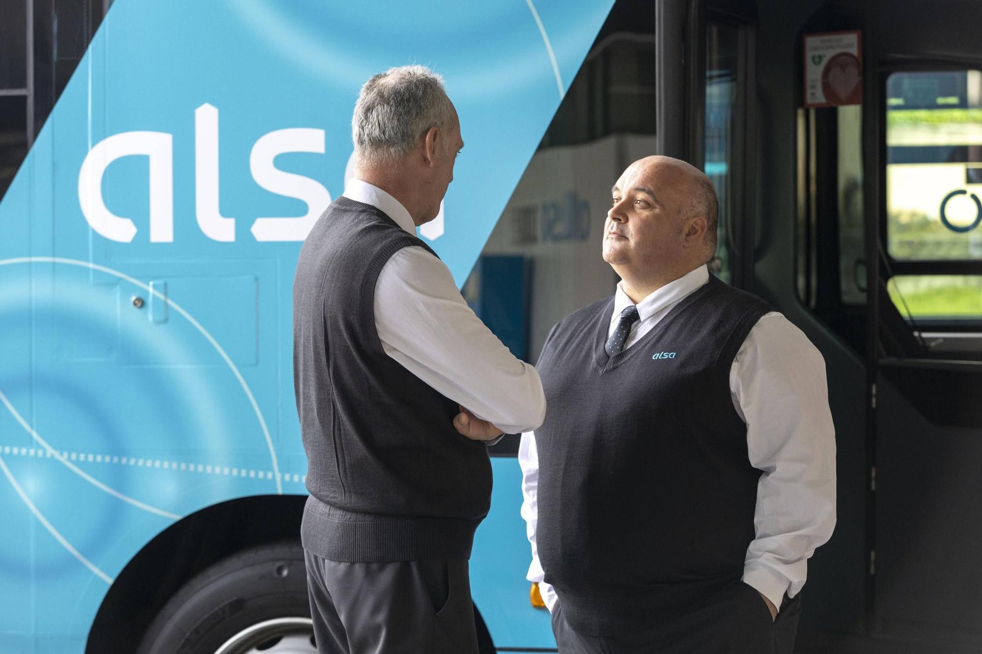 EN IMÁGENES: El Rey visita la estación de autobuses de Oviedo para conmemorar los 100 años de Alsa