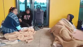 Tres de los cerca de treinta 'sin techo': «Dormimos en Son Espases porque no hay plazas en los albergues»