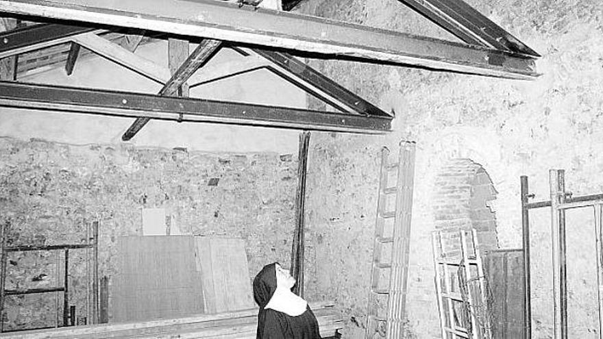 La madre abadesa, María Luisa Picado, bajo el techo reforzado con vigas de acero de una de las salas del convento.