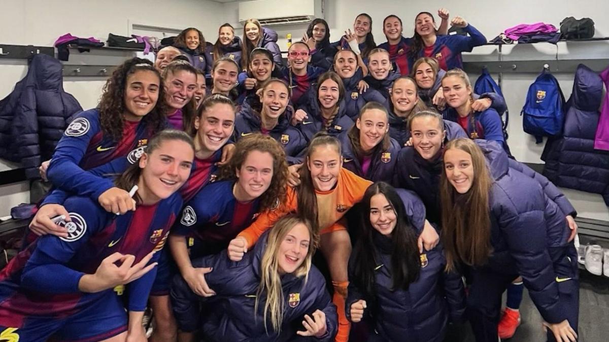 Las jugadoras del Barça B celebran que cierran el 2025 como líderes tras golear al Cacereño