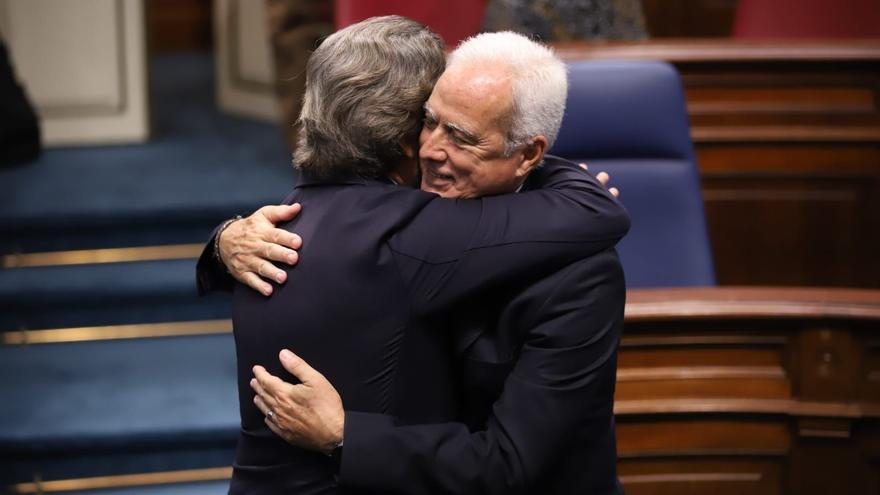 Un trabajador del Parlamento de Canarias recibe más aplausos que ningún diputado en 40 años