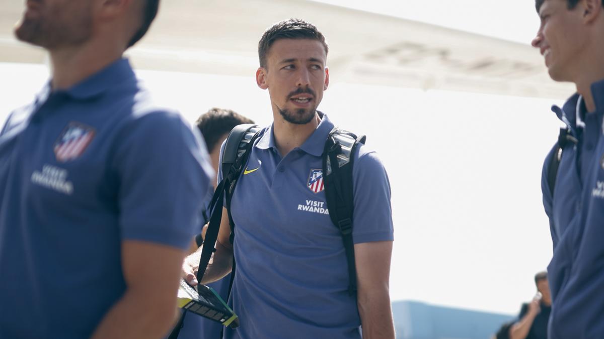 Clement Lenglet de camino a Los Ángeles para disputar el Mundial de Clubes.