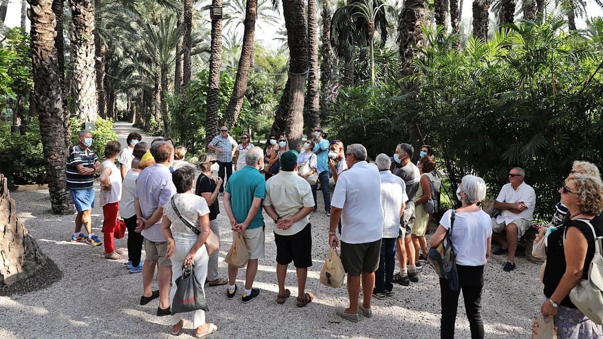 Un grupo de turistas navarros, este miércoles, durante una de las visitas guiadas para conocer el jardín Huerto del Curo. | ANTONIO AMORÓS