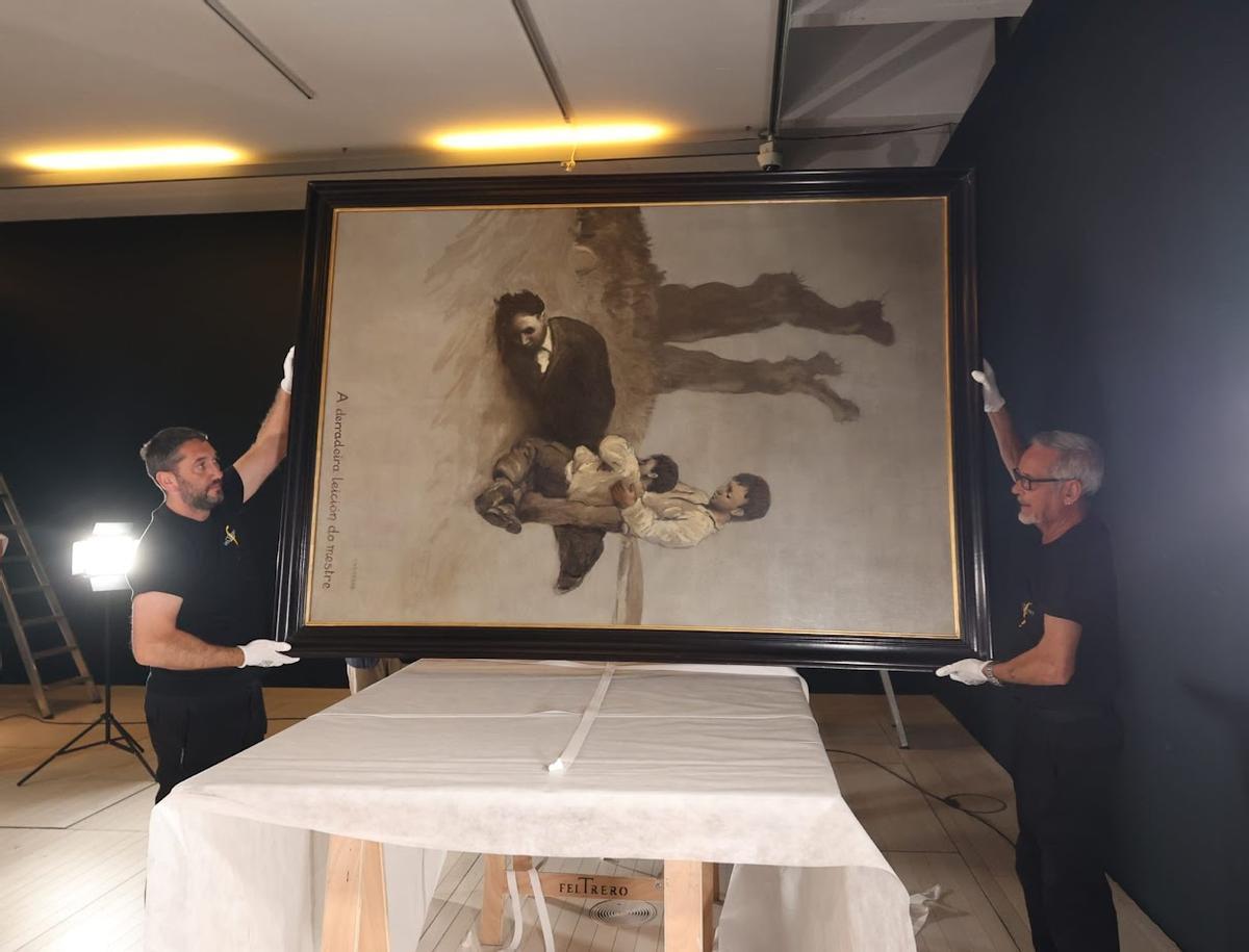 Dos trajadores del Museo trasladan el óleo