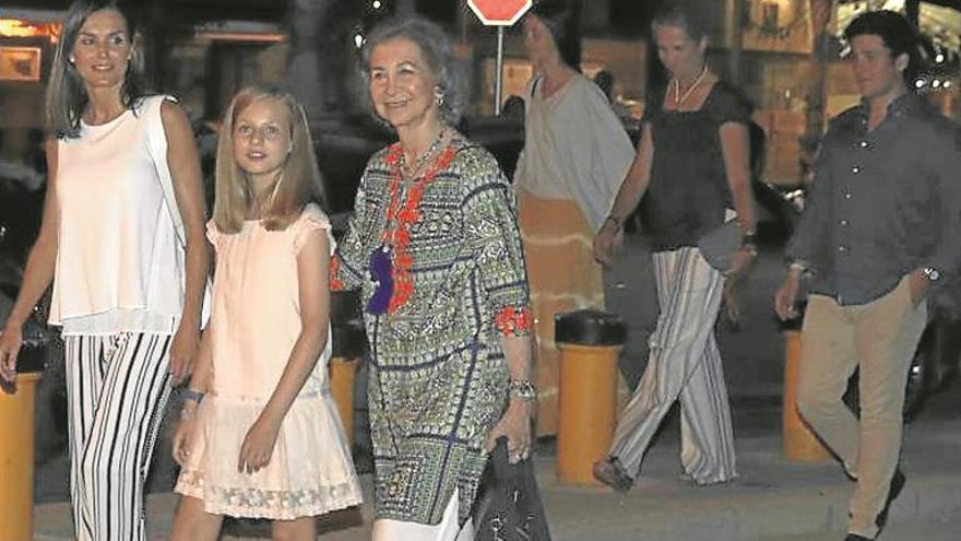 La familia real sale a cenar por Palma de Mallorca