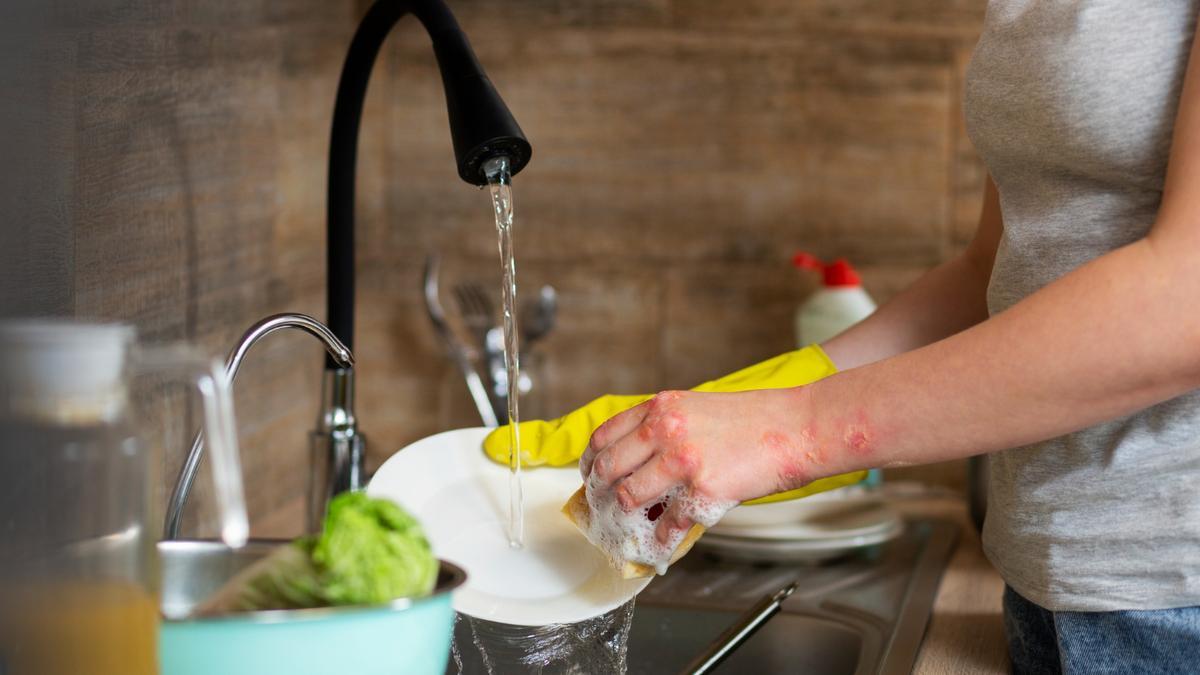 Si lavas así los platos estás poniendo en riesgo tu salud