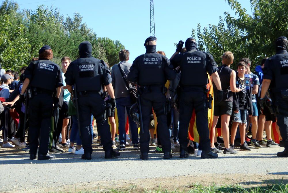 Els Mossos carreguen per dispersar les persones que tallaven la C-65 a Cassà