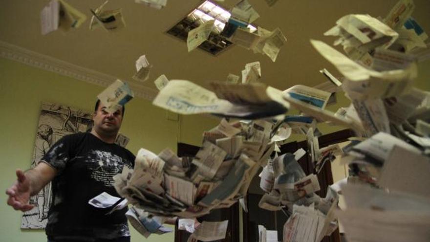 Un momento del sorteo celebrado en las oficinas del periódico.