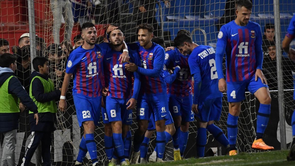 Los jugadores del Eldense felicitan a Sergio Ortuño tras marcar en el Pepico Amat.