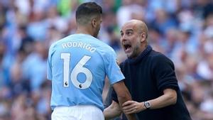 Guardiola da instrucciones a Rodrigo durante un partido del City.