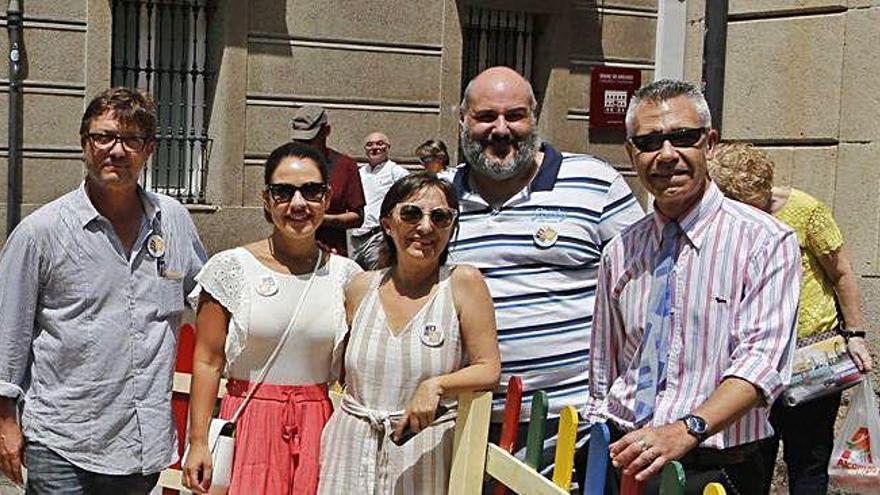 Imagen de los miembros del jurado, durante las visitas a las hogueras finalistas que realizaron durante la mañana de ayer.