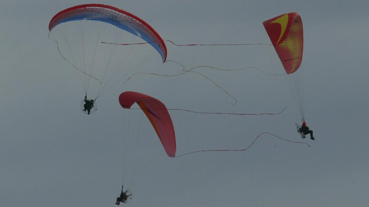 Tres personas volando en paramotor, en una imagen de archivo.