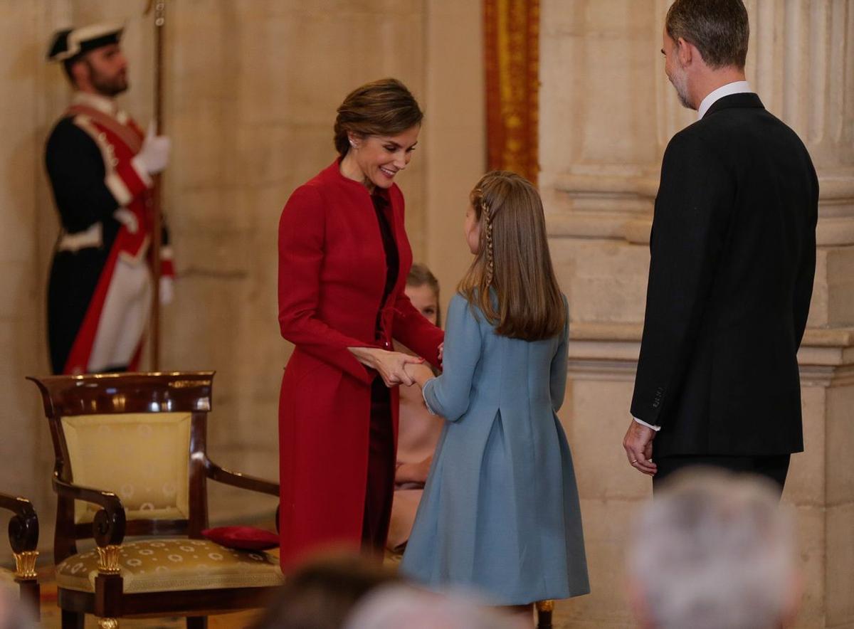 La reina Letizia felicita a la princesa Leonor tras recibir el Toisón de Oro