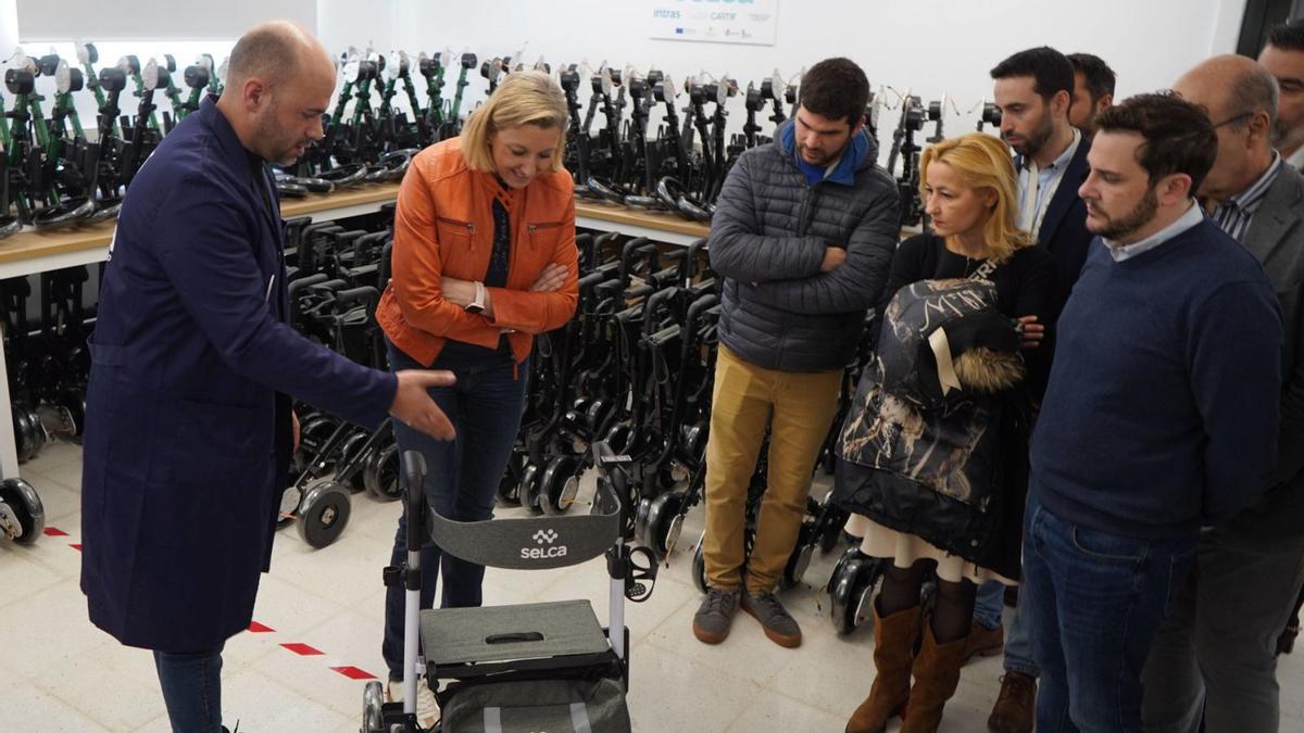 La consejera de Familia de Castilla y León, Isabel Blanco, visita la nave de producción de andadores inteligentes, en el HUB de La Aldehuela.