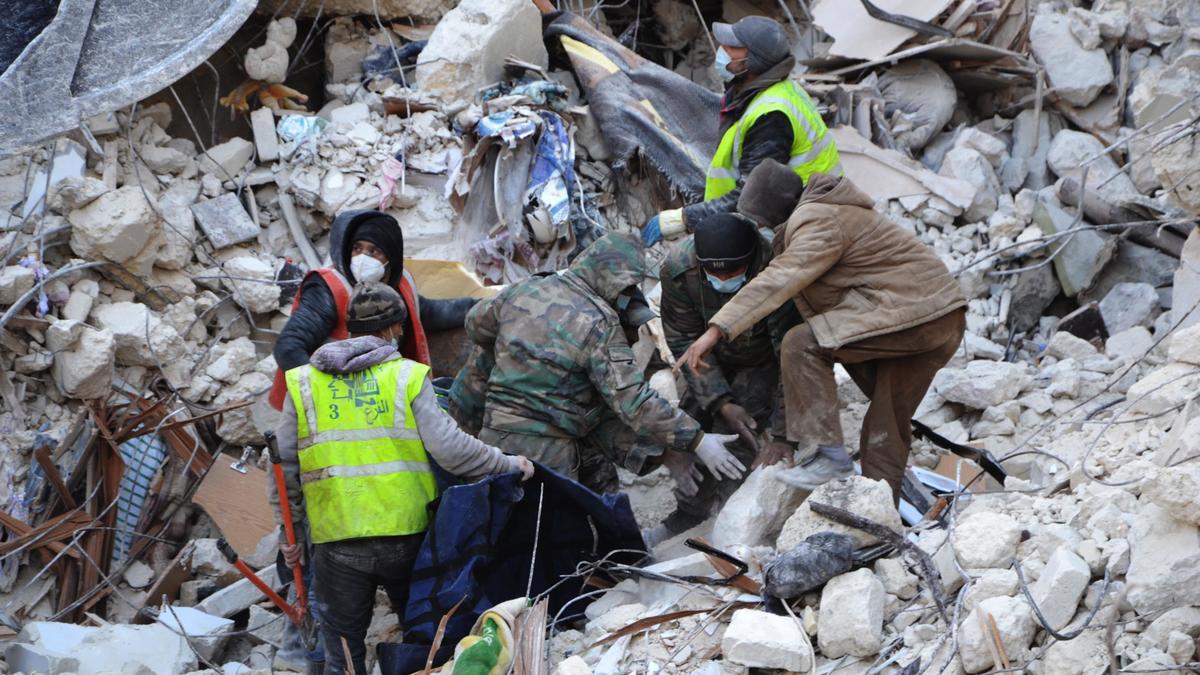 Equipos de rescate buscan supervivientes entre los escombros de un edificio destruido en el barrio de Bustan al Basha, en la ciudad de Alepo, en el norte de Siria.