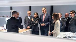 Los Reyes de España y el resto de autoridades, junto al presidente ejecutivo de Puig, Marc Puig, en la visita a la nueva torre.