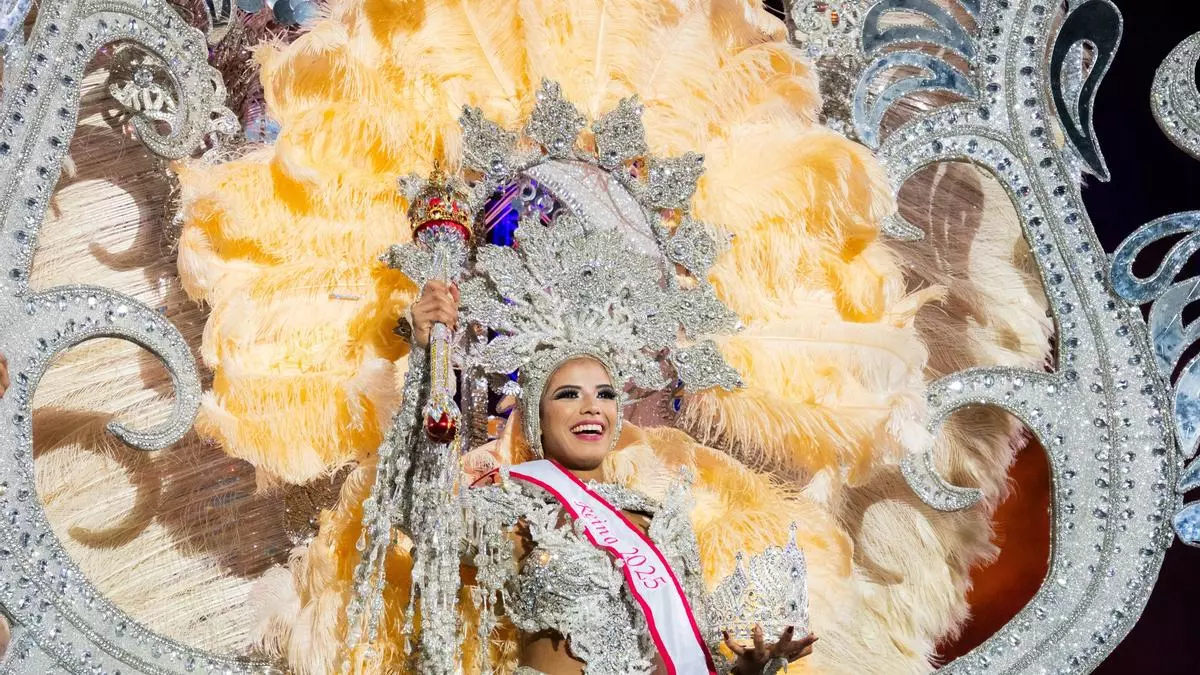 Vanesa Cumber se corona Reina del Carnaval de Arrecife 2025