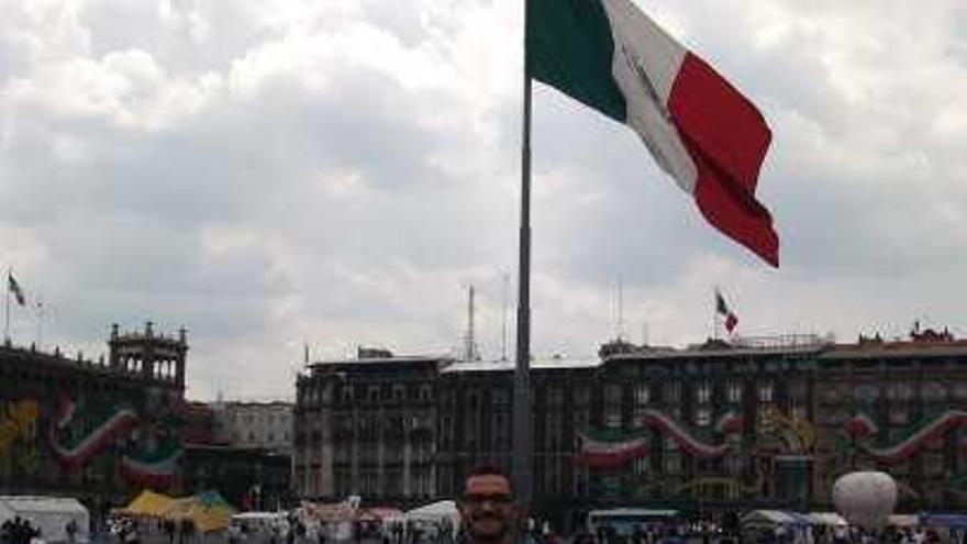 El periodista Toni Marí rodeado de banderas mexicanas.