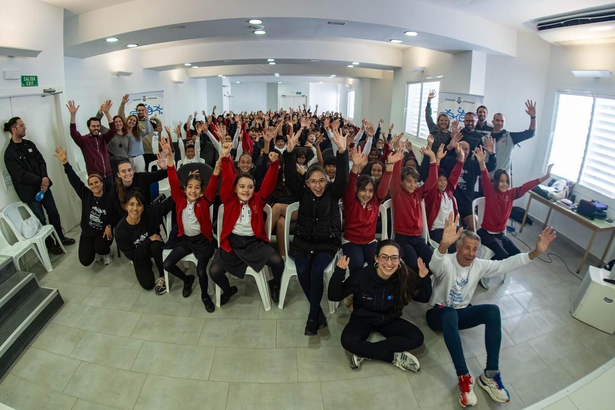 Los asistentes a la actividad, posan tras la charla de Ariadna Edo.