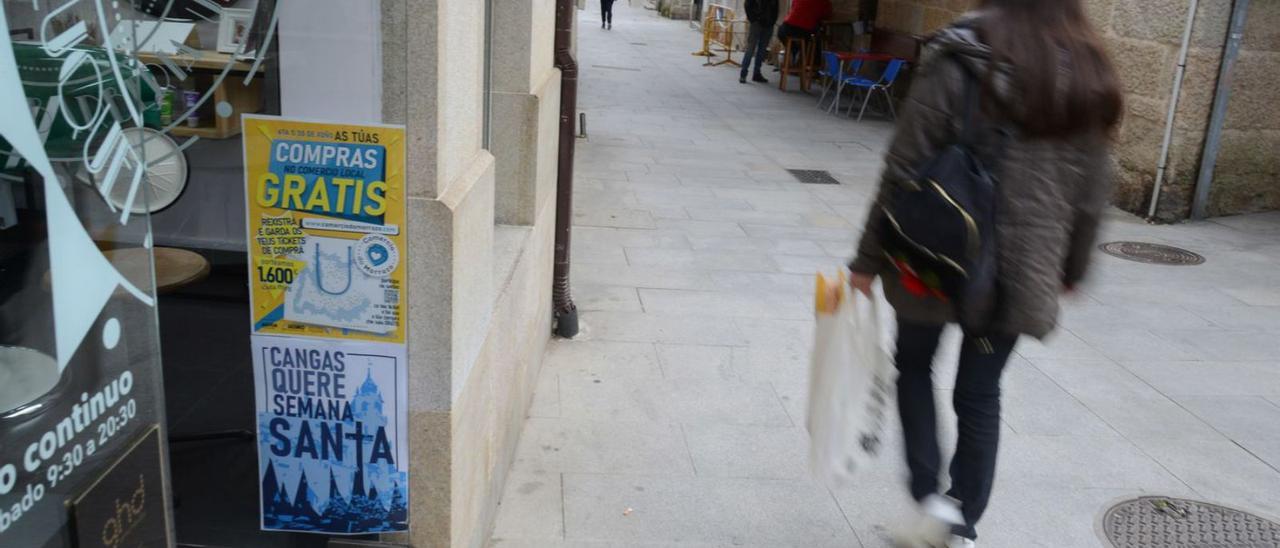 Carteles en los comercios, que reivindican la celebración de la Semana Santa. |   // GONZALO NÚÑEZ