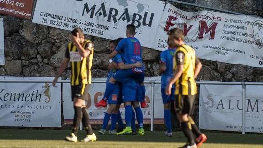 Los azulones celebran un gol en el campo de Os Carrís. // Iñaki Osorio