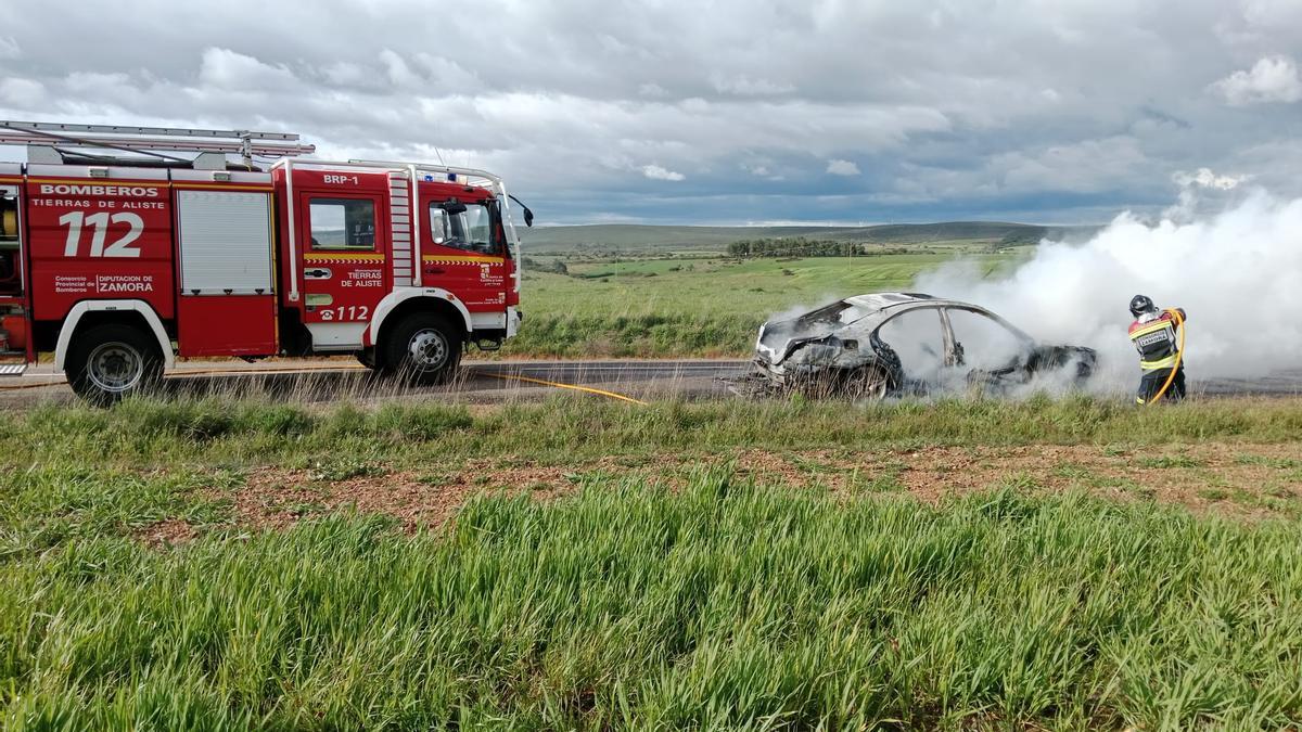 Estado del vehículo a la llegada de los bomberos del Consorcio.