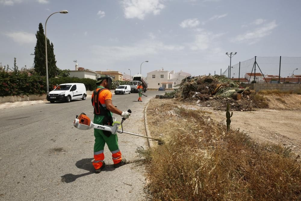 El Ayuntamiento ha encargado un plan de choque de limpieza de urbanizaciones y el centro del casco urbano. Sin contrato, por valor de 117.000 euros mensuales  que se suma a la factura millonaria de 14