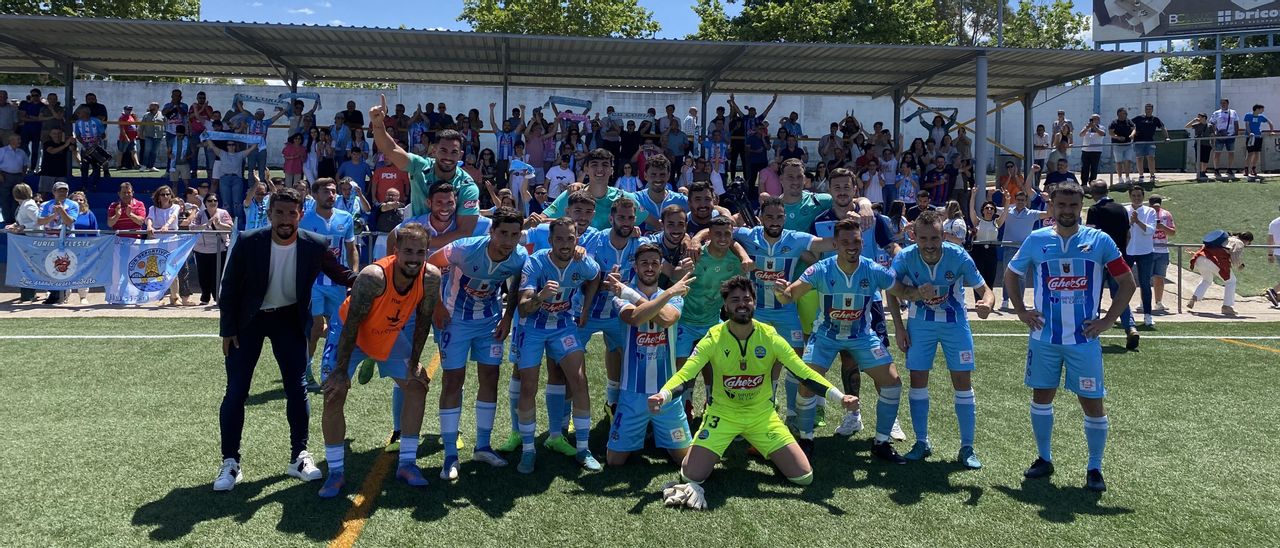 Jugadores y técnicos del Coria celebran, frente a su afición, el triunfo en Pinilla ante el Diocesano.