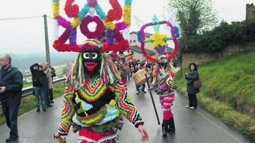 Un boteiro, durante el desfile de ayer en Valdesoto.