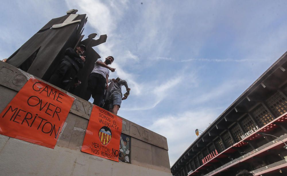 Manifestación de la Afición del Valencia contra Peter Lim