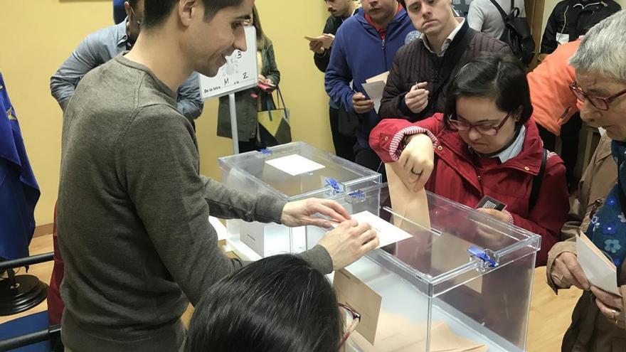 Una treintena de discapacitados intelectuales participan en un simulacro electoral en Cáceres