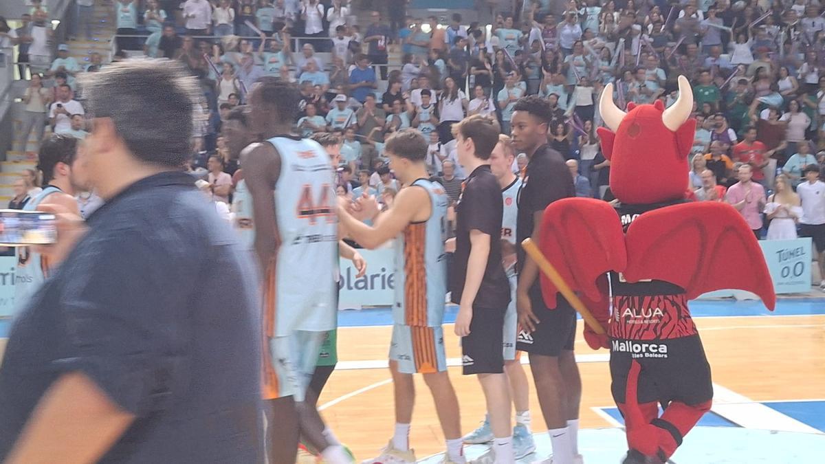 Fotogalería | Tristeza al final del partido entre el Cáceres y el Palmer Fotogalería | Tristeza al final del partido entre el Cáceres y el Palmer