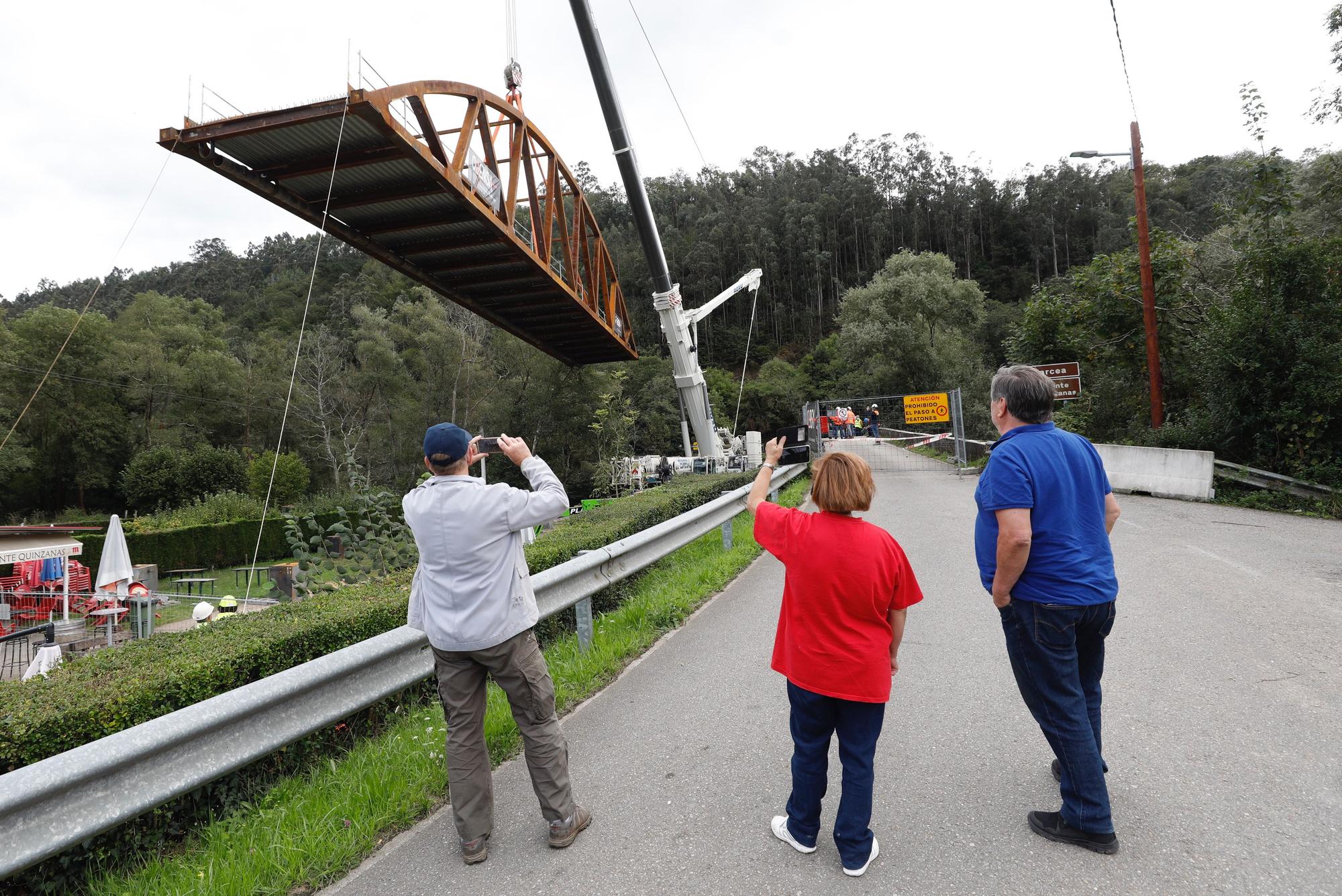 Así fue la instalación del nuevo puente de Quinzanas (Pravia)