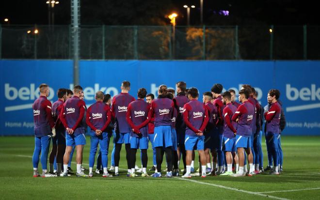 ¡Alegría y buen rollo en el primer entrenamiento al completo con Xavi!