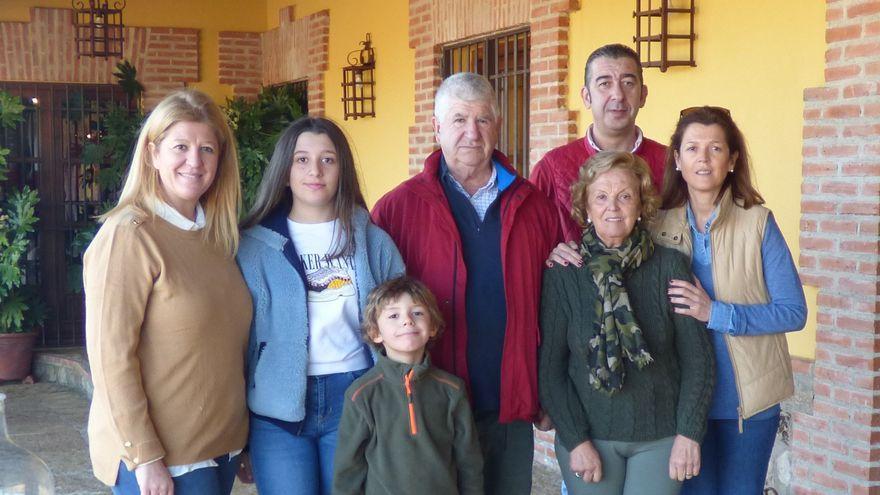 Cinco generaciones de la familia Ruiz Torres, en la bodega de Cañamero.