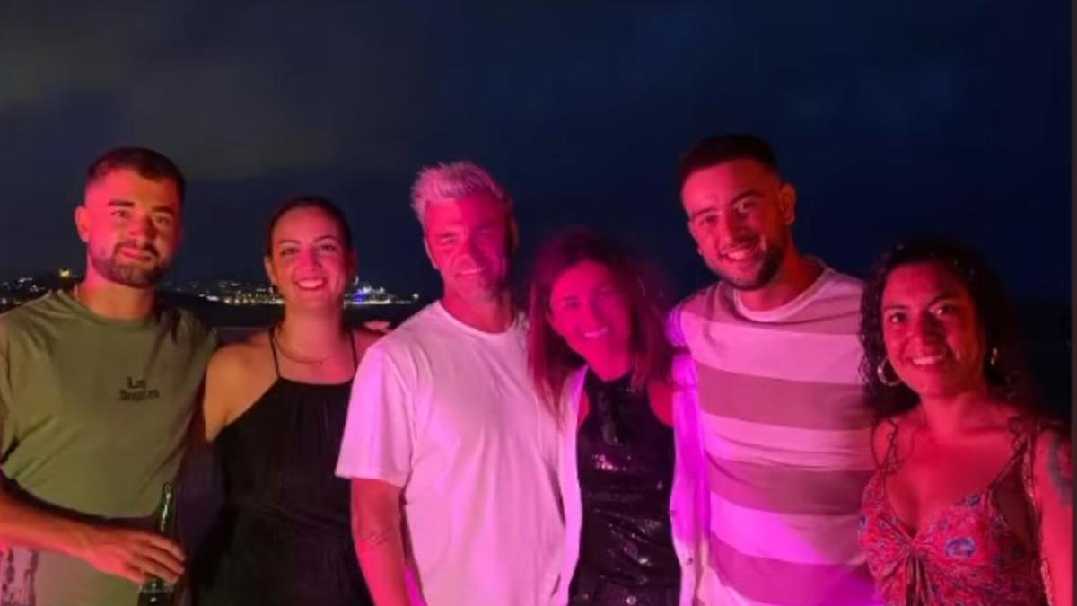 Fonsi Nieto en el Hard Rock Hotel Ibiza acompañado de su familia y sus amigos
