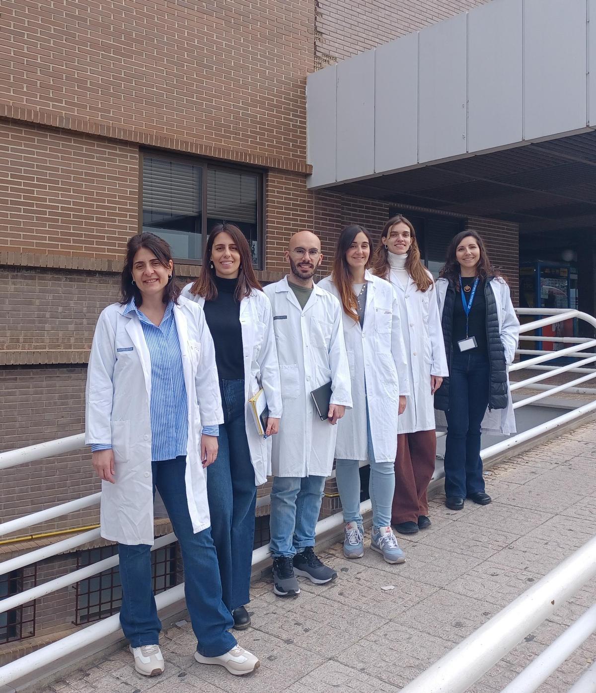 El grupo de investigadores que se ha trasladado al hospital Lluís Alcanyís de Xàtiva para estudiar sus aguas residuales.