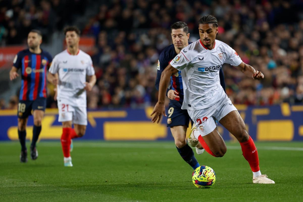 Loïc Badé, central del Sevilla, en el encuentro de liga contra el Barça en el Camp Nou.