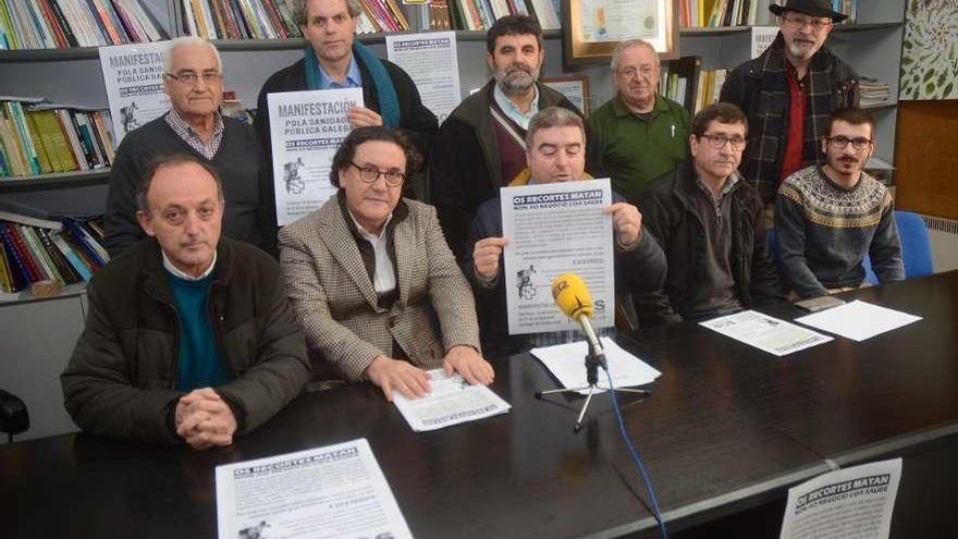 Rueda de prensa en defensa de la sanidad pública con representantes de varios colectivos. // Rafa Vázquez