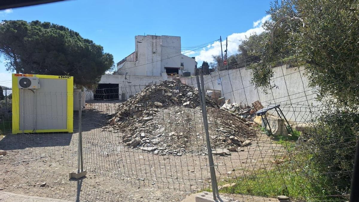 L’edifici s’ha buidat per dins i s’està fent extracció de pedra.