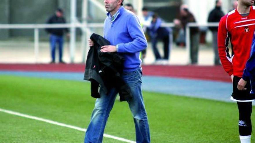 Paco Fernández, entrenador del Caudal, se encamina hacia el centro del terreno de juego.