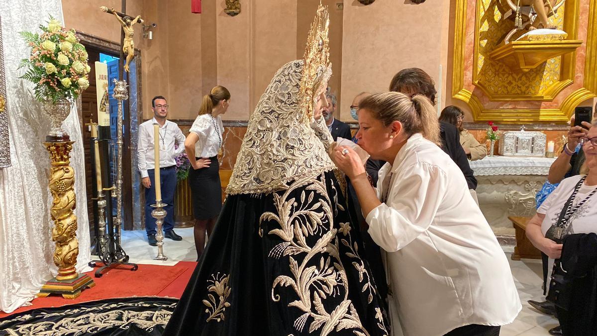 Una devota besa las manos de la Virgen de la Soledad, ayer.