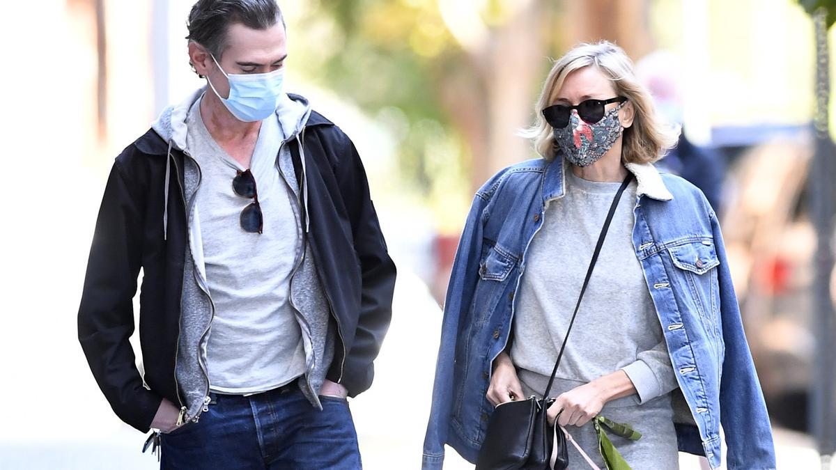 Naomi Watts pasea junto a su pareja Billy Crudup por las calles de Nueva York