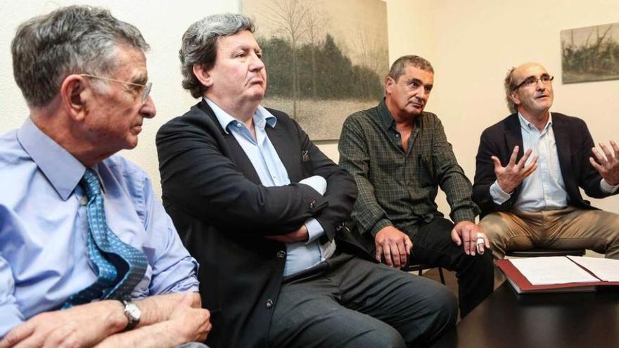 Por la izquierda, Rubén Suárez, Juan Manuel Bonet, Miguel Galano y Nicolás Egido, ayer, en la sala gijonesa Cornión.