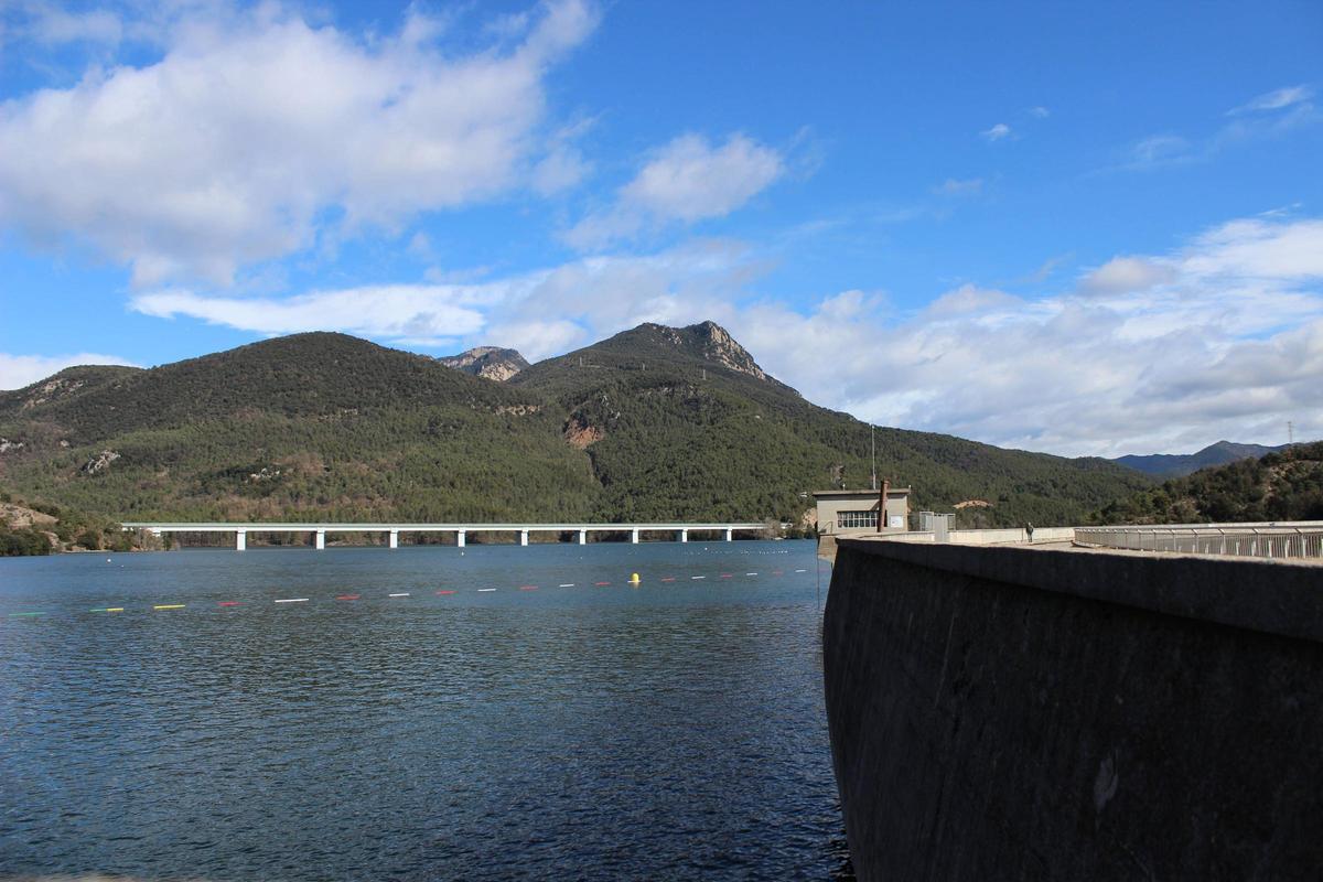 Una vista actual del pantà de la Baells, pràcticament ple