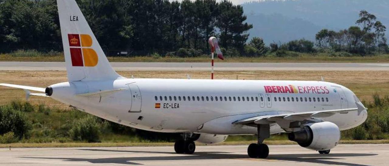 Un avión de la &quot;low cost&quot; Iberia Express en el aeropuerto de Peinador. // Marta G. Brea