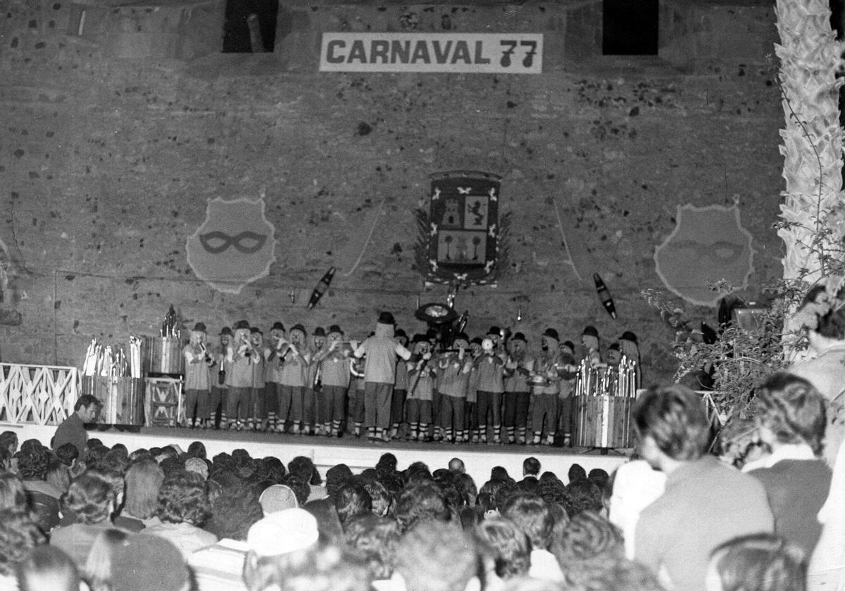 Elección de la Reina infantil en el Castillo de La Luz en 1977.