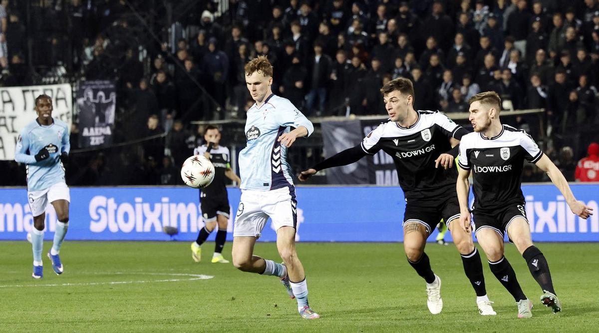 Williot Swedberg controla el balón ante dos jugadores de PAOK en la jugada que acabará en el gol del delantero sueco tras ceder a Aspas al costado y éste darle una asistencia.
